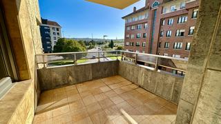 Location Appartement  Corín tellado 4. Piso con terraza en el centro de viesques.