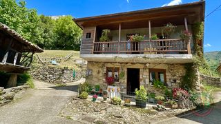 Casa  Morcín - cl camin fresneu 11. Casa asturiana totalmente reformada con vistas al monsacro.