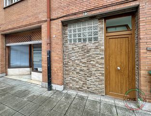 Flat in Gijón - cl rosalia castro 15. Local lado playa del arbeyal en urbanización privada.