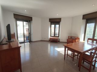 Rent Flat in Eixample Nord. Pis molt lluminós de 3 habitacions al centre de girona!