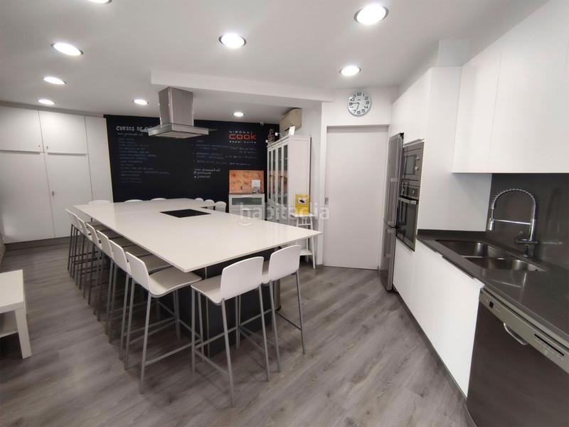 Foto 49e7a1cc-e74b-465c-8a70-e07a61dd83cd. Alquiler local comercial local en alquiler de traspaso situado en el barri vell ! en Girona