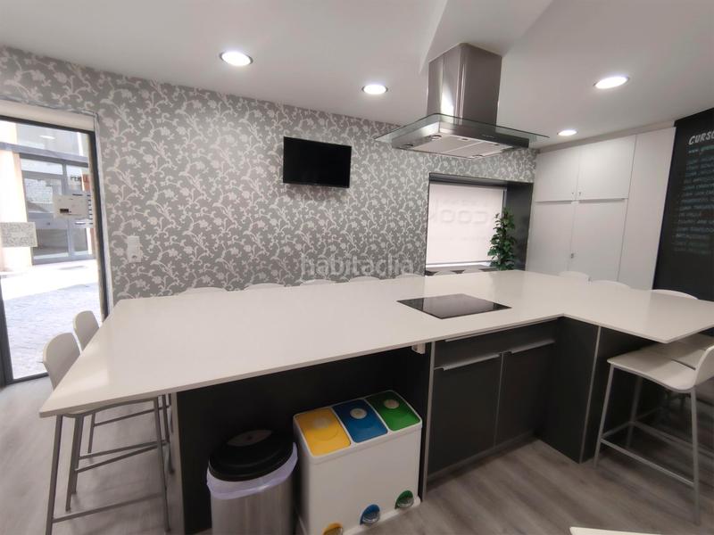 Foto cf7bc010-c4df-4fdf-b318-2435773d8777. Alquiler local comercial local en alquiler de traspaso situado en el barri vell ! en Girona