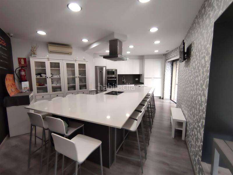 Foto e5d81b66-f75c-4756-b139-e3104191fd1d. Alquiler local comercial local en alquiler de traspaso situado en el barri vell ! en Girona