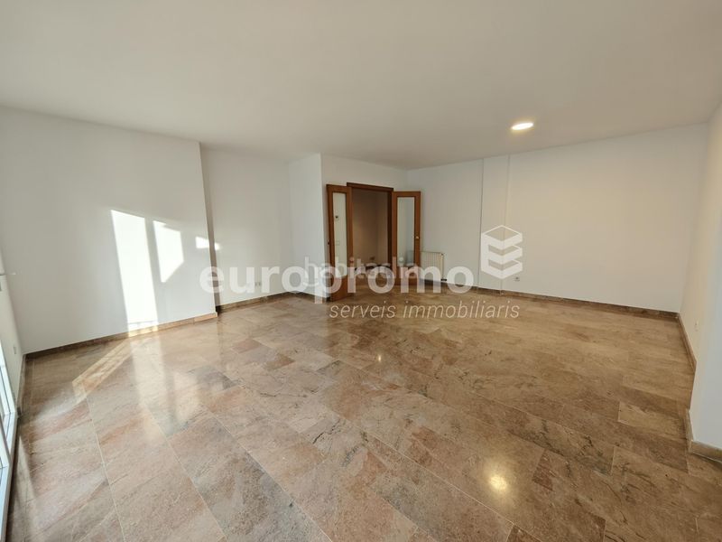 Foto 6ca0c17c-3c6d-46eb-b990-2759099e7980. Lloguer pis amb calefacció aparcament a Eixample Nord Girona