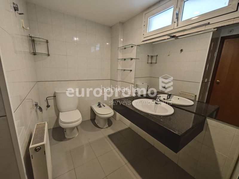 Foto fa91eb90-dd9d-4ea4-91b6-de08b7981633. Lloguer pis amb calefacció aparcament a Eixample Nord Girona
