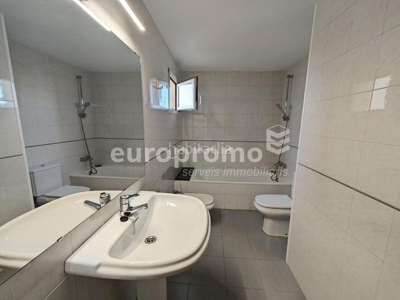 Foto 38bd55ad-4d0a-475a-9716-6d0302a70f10. Rent flat with heating parking in Eixample Nord Girona