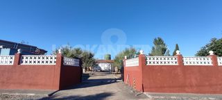 Country house in Calle alondras 7. Ideal disfrute para  diarios o festivos.