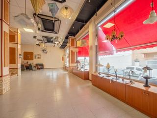 Business premise in Batalla de brunete 74. Apto para ric. amplio local en venta con trastero y garaje en ta