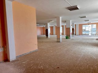 Business premise in Toscal el 32. Vendo amplio local diafano centrico