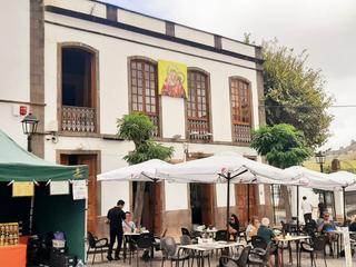 Edifici  Plaza plaza nuestra señora del pino. Edificio mixto en teror frente a la basílica nuestra señora del