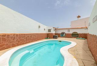 Chalet  Lugar castillejos los. Vendemos vivienda con piscina, arucas.