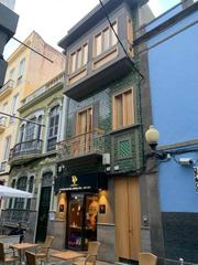Édifice  Calle constantino. Edificio en venta en triana con vv y local comercial rentando.