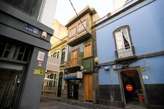Edificio  Calle constantino. Edificio en venta en triana con vv y local comercial rentando.