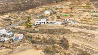 Masia a Fasnia. Venta de terreno rústico con casa en la zarza fasnia