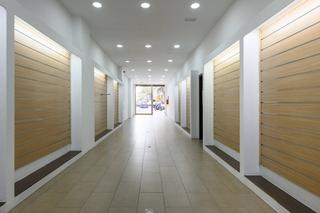 Location Local commercial à Calle calle néstor de la torre 48. Alquiler local comercial con garaje y almacén