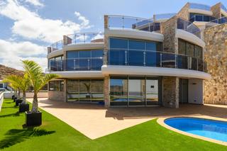 Chalet in Avenida avenida lechugal 50. En venta villa de  lujo en tauro