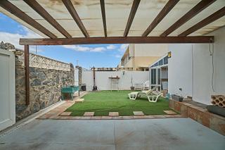 Casa aparellada a Burrero. Chalet pareado con terraza y garaje en playa el burrero