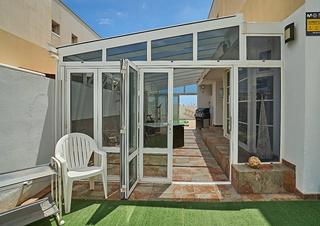 Casa aparellada a Burrero. Chalet pareado con terraza y garaje en playa el burrero