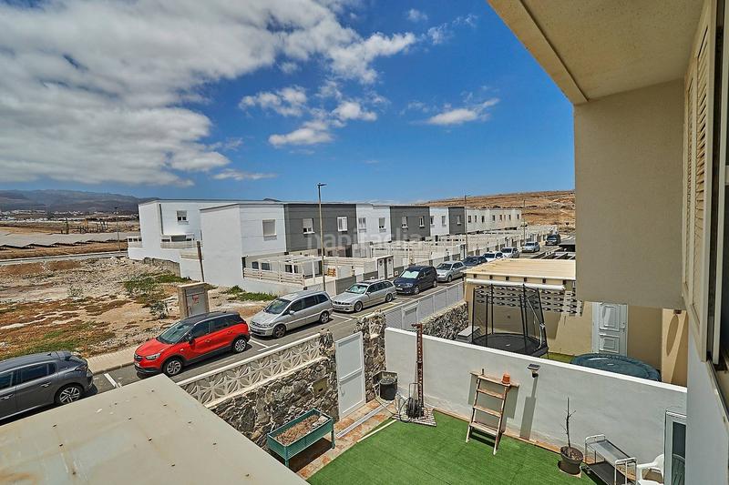 Foto 180e6558-746e-4391-8dee-089c13ba9d8a. Casa pareada chalet pareado con terraza y garaje en playa el Burrero en Ingenio