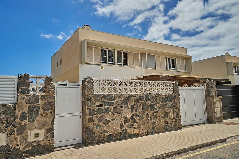 Foto a5e04e40-5259-4620-b8e6-e1716645e5ed. Casa pareada chalet pareado con terraza y garaje en playa el Burrero en Ingenio