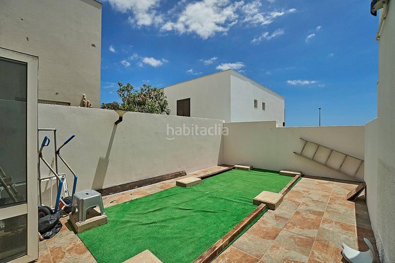 Foto cff61b32-ad9e-4aea-b5ef-b43780fa673b. Casa pareada chalet pareado con terraza y garaje en playa el Burrero en Ingenio