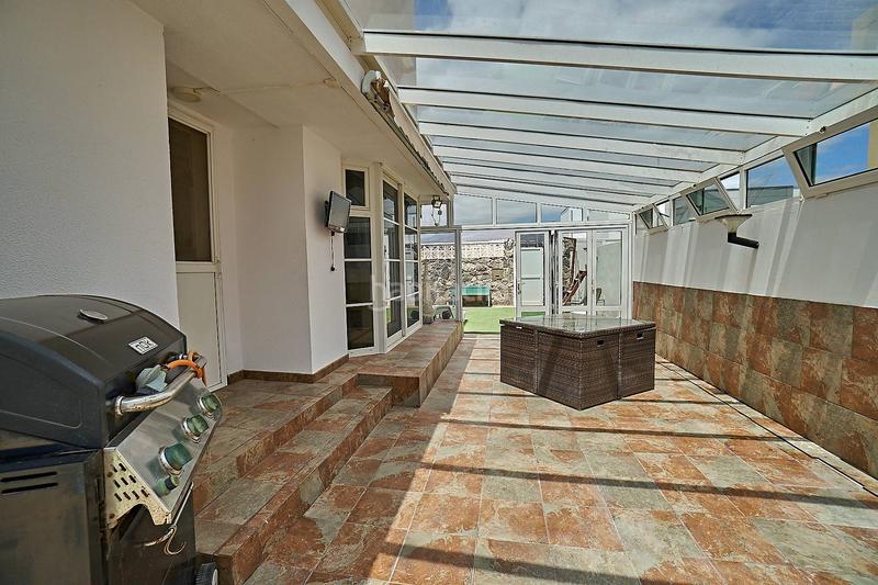 Foto ee391335-6535-43c5-92c7-9ba3cd861f94. Casa pareada chalet pareado con terraza y garaje en playa el Burrero en Ingenio