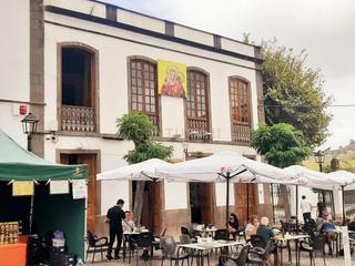 Edifici a Plaza nuestra señora del pino 5. Edificio en teror frente a la patrona de gran canaria. basílica
