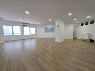 Oficina  Avenida josé mesa y lópez. Venta y alquiler de oficina reformada en la plaza de españa zona