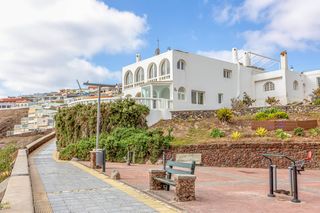 Chalet à Calle becquer 25. Exclusiva villa en playa del hombre  telde