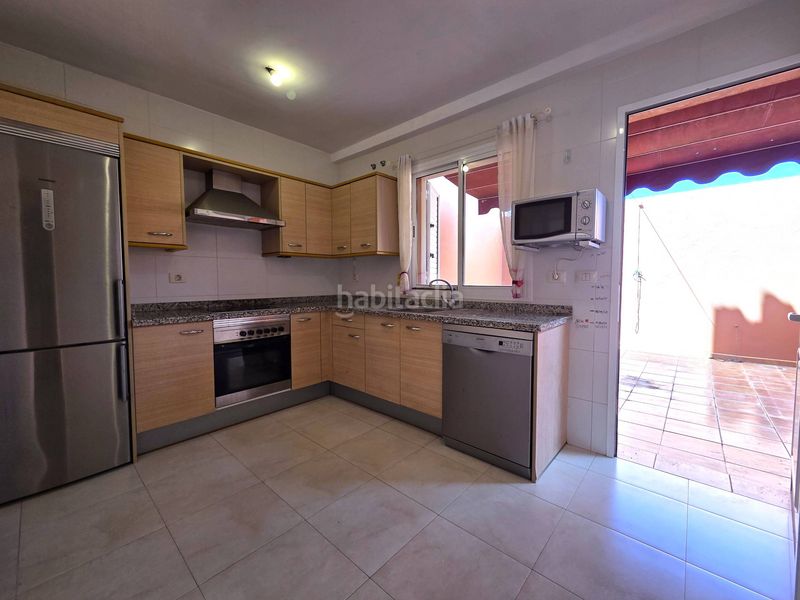 Foto d2b38a86-1ac4-4e45-9f32-56c49759ca96. Casa adossada amb aparcament a Los Portales - Visvique Arucas