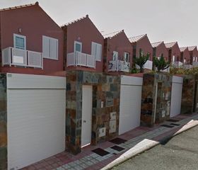 Casa adosada  Calle calle acorán. Vivienda ocupada ilegalmente