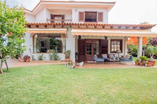 Chalet  Calle trébol. Hay viviendas que ofrecen espacio, y otras que transmiten una fo