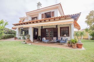 Chalet  Calle trébol. Hay viviendas que ofrecen espacio, y otras que transmiten una fo