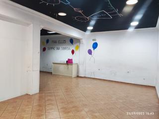 Location Local commercial  Calle huertos. Local acondicionado