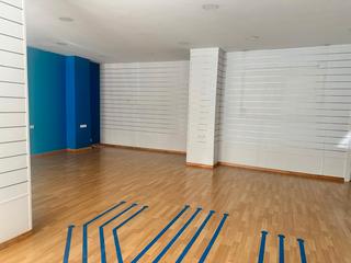 Location Local commercial  Calle de calatrava. Local comercial muy bien situado