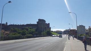 Lloguer Local Comercial a Zona Alta. Local comercial junto al castillo