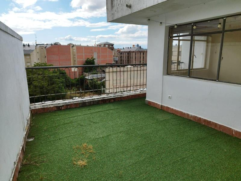 Foto fc66425d-249a-47d8-8637-c52fdb63aa8e. Casa edificio sigular en Zona Alta Ponferrada
