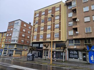 Apartament en Flores de Sil - La Placa. Apartamento semireformado en flores del sil, ponferrada