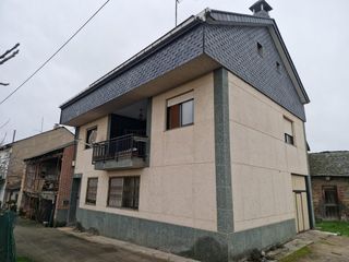 Casa en Carracedelo. Amplia casa en carracedelo tu oportunidad de renovaci�n a solo 1