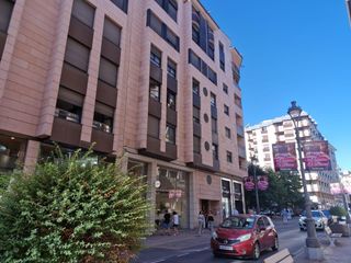 Etagenwohnung in Centro. Amplio piso en el corazón de ponferrada con terraza y parking