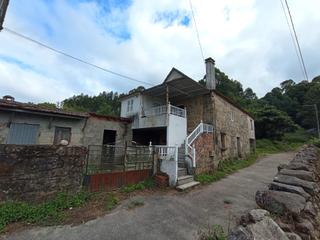 Casa en Ponteareas. Casa de piedra de planta alta, necesita reformas. situada en zon