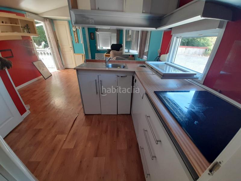 Foto 3c76d127-5a26-4023-a00c-83f5418aea45. Casa  prefabricada, 2 dormitorios, amueblada, con luz, agua y calefacción. parcela cerrada con portal automático. en Ponteareas