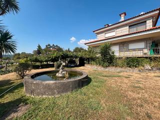 Chalet en Neves (As). Casa de piedra de 4 dormitorios, parcela 3880m2