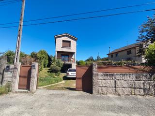 Chalet à Mondariz. Chalet de piedra, 3 dormitorios, parcela 460m2, zona alta con bu