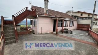 Casa adossada a Mondariz. Casa de 4 dormitorios, con bodega, zona soleada con vistas