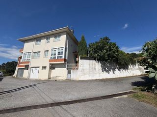 Miete Haus in Arbo. Se alquila gran casa de 3 plantas con 300m2 construidos y una pr