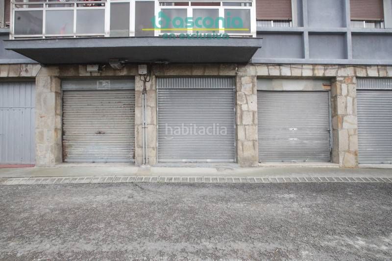 Foto 081edf6d-f4f0-4b16-b41f-99ed76caad4e. Local comercial en aperribai auzoa 24 inmobiliaria basconia gestiona la venta de tres lonjas en la parte baja, al lado del ascensor, contiguas entre sí. en Galdakao