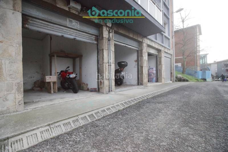 Foto adf57c5d-7f7b-436d-9fed-4e6243ddf700. Local comercial en aperribai auzoa 24 inmobiliaria basconia gestiona la venta de tres lonjas en la parte baja, al lado del ascensor, contiguas entre sí. en Galdakao