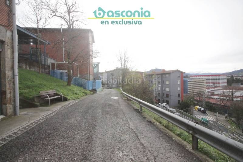 Foto ddd2444e-baee-4a0f-8908-23904c20bc89. Local comercial en aperribai auzoa 24 inmobiliaria basconia gestiona la venta de tres lonjas en la parte baja, al lado del ascensor, contiguas entre sí. en Galdakao