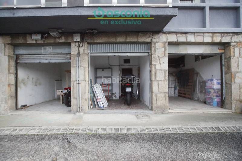 Foto f9ec2796-a34b-494a-bbed-4cb8593e9a6c. Local comercial en aperribai auzoa 24 inmobiliaria basconia gestiona la venta de tres lonjas en la parte baja, al lado del ascensor, contiguas entre sí. en Galdakao